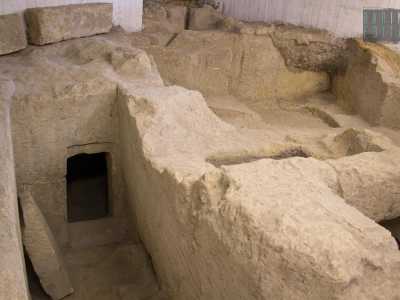 La rampa conduce in un scantinato che inaspettatamente nasconde una piccola necropoli: databile tra il V e il I secolo a.C., � parte integrante di un complesso di 14 sepolture scoperto nel 1988 durante l'edificazione di un nuovo fabbricato